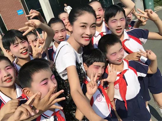 张燕与学生一起参加“六一”儿童节活动。受访